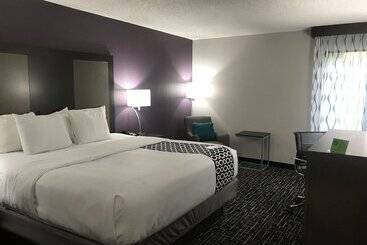 هتل La Quinta Inn By Wyndham Davenport & Conference Center