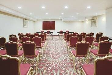 هتل La Quinta Inn By Wyndham Queens