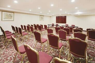 هتل La Quinta Inn By Wyndham Queens