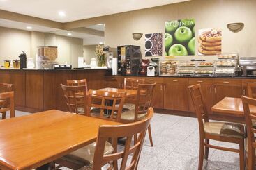 هتل La Quinta Inn By Wyndham Queens