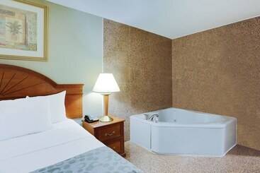 هتل La Quinta Inn By Wyndham Queens