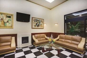 هتل La Quinta Inn By Wyndham Queens