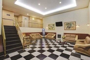 هتل La Quinta Inn By Wyndham Queens