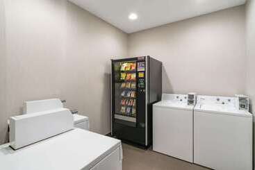 هتل La Quinta By Wyndham Latham Albany Airport