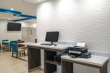 هتل La Quinta By Wyndham Latham Albany Airport