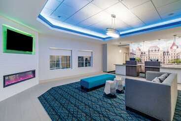 هتل La Quinta By Wyndham Latham Albany Airport