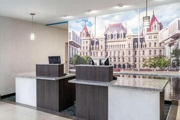 هتل La Quinta By Wyndham Latham Albany Airport