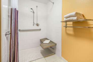 هتل La Quinta By Wyndham Naples Downtown