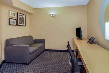 هتل La Quinta By Wyndham Naples Downtown