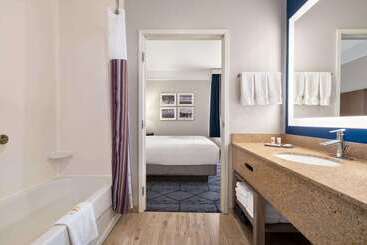 هتل La Quinta Inn And Suites By Wyndham At Watiki Waterpark