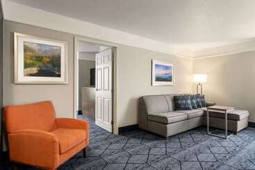 هتل La Quinta Inn And Suites By Wyndham At Watiki Waterpark