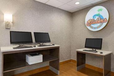 هتل La Quinta Inn And Suites By Wyndham At Watiki Waterpark
