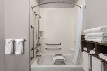 هتل La Quinta Inn And Suites By Wyndham At Watiki Waterpark