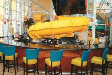 هتل La Quinta Inn And Suites By Wyndham At Watiki Waterpark