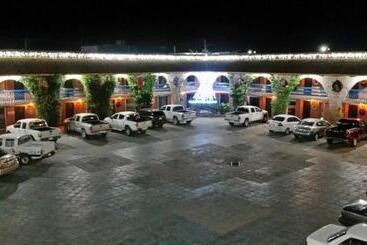 هتل Los Arcos