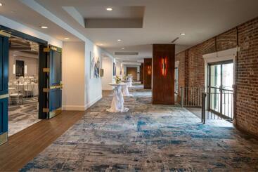 هتل New Orleans Marriott Warehouse Arts District