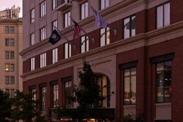 هتل New Orleans Marriott Warehouse Arts District