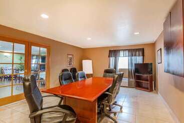 هتل Quality Inn Near Seattle Premium Outlets