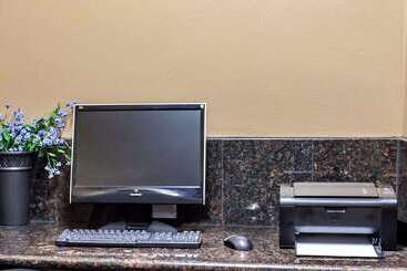 هتل Quality Inn Near Seattle Premium Outlets