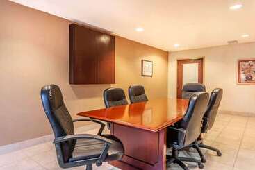 هتل Quality Inn Near Seattle Premium Outlets