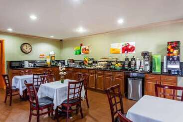 هتل Quality Inn Near Seattle Premium Outlets