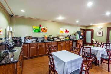 هتل Quality Inn Near Seattle Premium Outlets