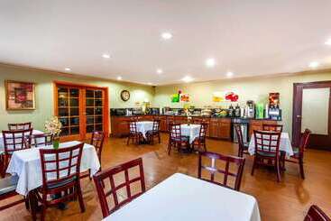 هتل Quality Inn Near Seattle Premium Outlets