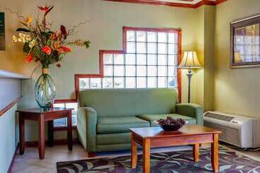 هتل Quality Inn Near Seattle Premium Outlets