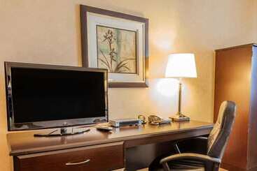 هتل Quality Inn Near Seattle Premium Outlets