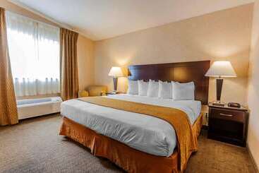 هتل Quality Inn Near Seattle Premium Outlets
