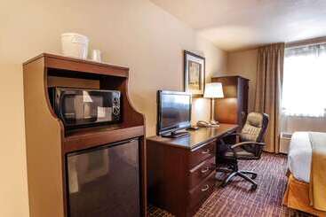 هتل Quality Inn Near Seattle Premium Outlets