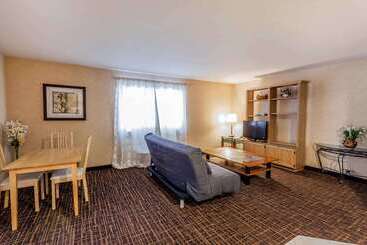 هتل Quality Inn Near Seattle Premium Outlets