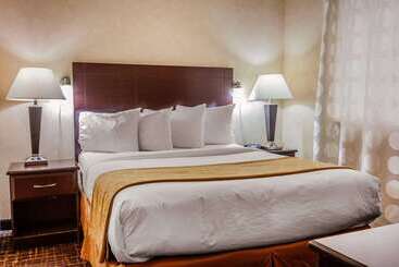 هتل Quality Inn Near Seattle Premium Outlets
