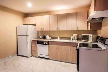 هتل Quality Inn Near Seattle Premium Outlets