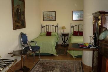هتل Residencia Real Del Castillo De Curiel