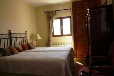 هتل Residencia Real Del Castillo De Curiel