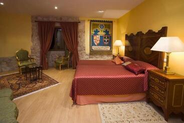 هتل Residencia Real Del Castillo De Curiel