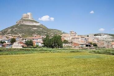 هتل Residencia Real Del Castillo De Curiel