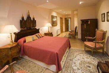 هتل Residencia Real Del Castillo De Curiel