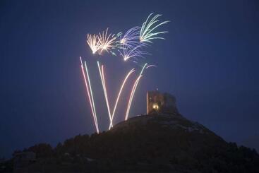 هتل Residencia Real Del Castillo De Curiel