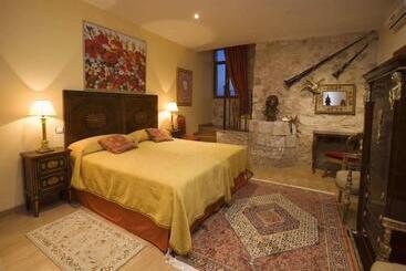 هتل Residencia Real Del Castillo De Curiel
