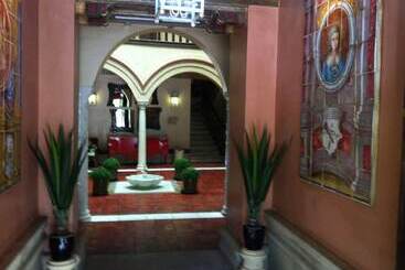هتل Sacristia De Santa Ana