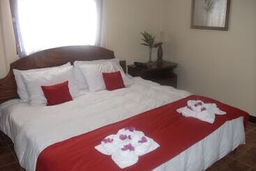 La Catalina Hotel And Suites