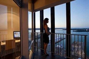 هتل Auckland Harbour Suites