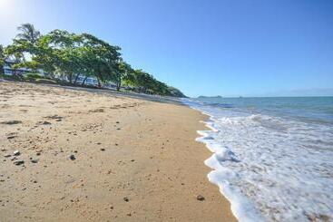 هتل Beachfront Apartments On Trinity Beach
