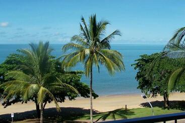 هتل Beachfront Apartments On Trinity Beach