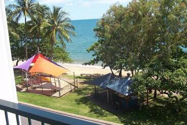 هتل Beachfront Apartments On Trinity Beach