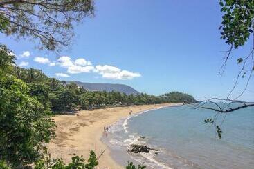 هتل Beachfront Apartments On Trinity Beach
