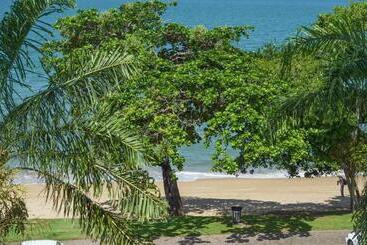 هتل Beachfront Apartments On Trinity Beach
