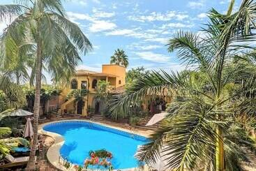 هتل Suites La Hacienda